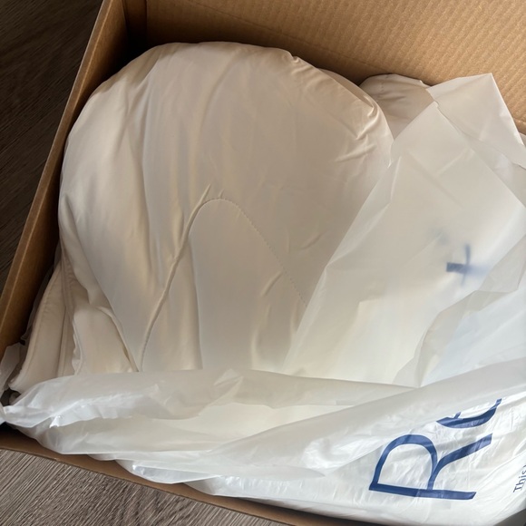 REST Evercool Cooling Comforter, Arctic White - King/Cali King 106"x90" OPEN BOX - Picture 13 of 13